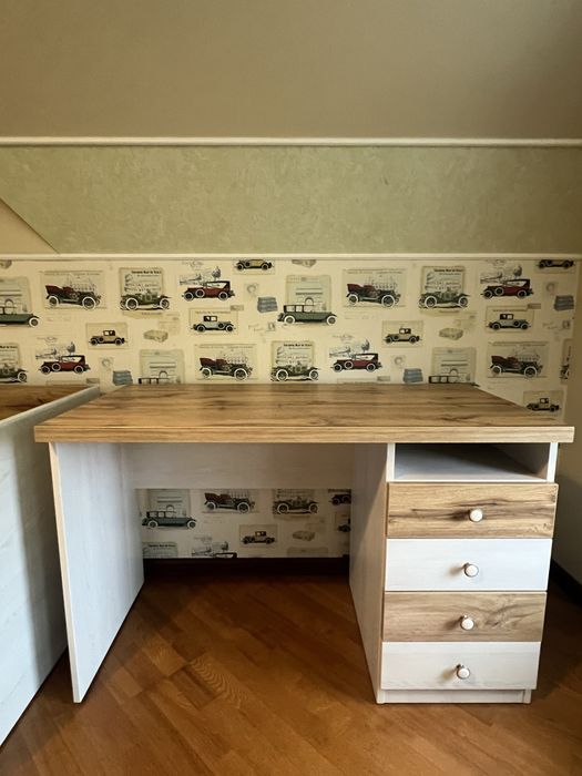 Ліжко, дитячі меблі, стіл (два ліжка і два столи)