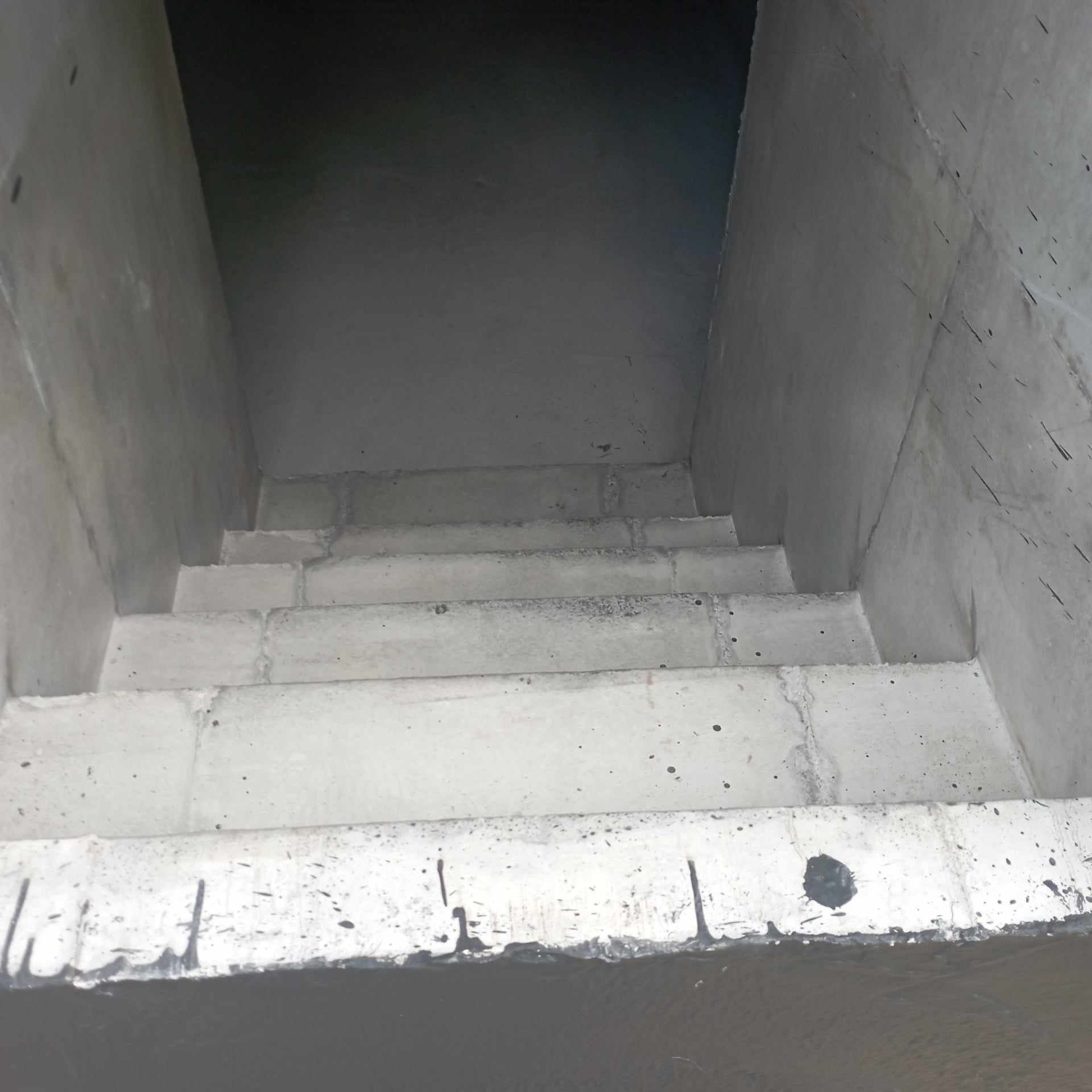 Piwnica betonowa ziemianka piwniczka spiżarnia