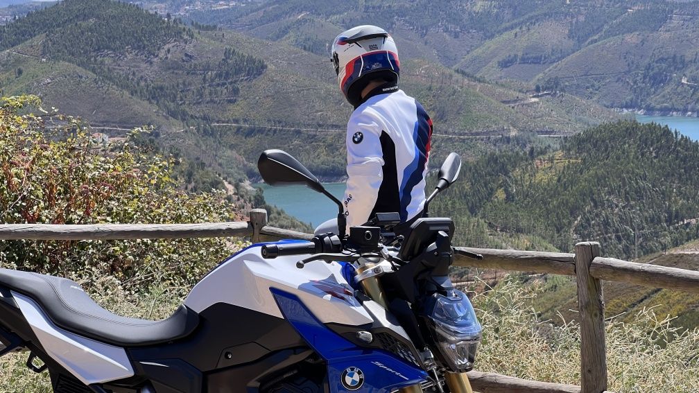 Casaco de moto e capacete BMW