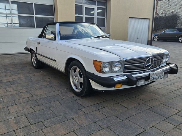 Mercedes-Benz SL White And Burgund 560 SL R107