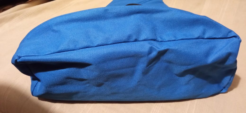 Mochila azul de uma alça nova