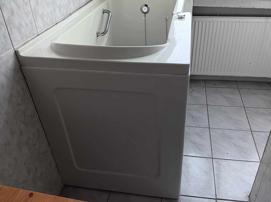 Wanna z hydromasażem idealna do zabudowy prysznicowej lub dla seniorów