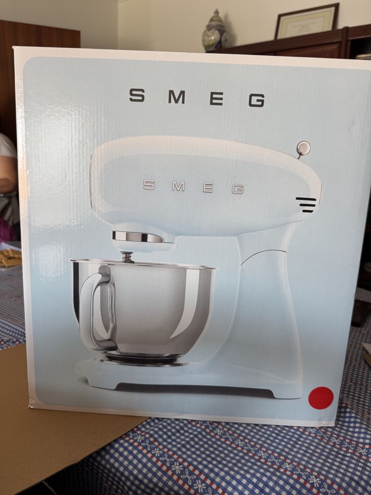 Batedeira Smeg vermelha nova, selada