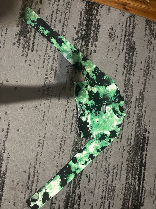 топ з рукавами та вирізами для великого пальчика