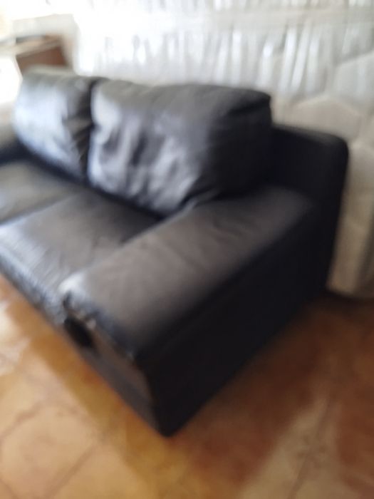 Sofá de pele preta