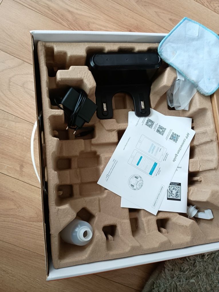 Robot odkurzajaco mopujacy.