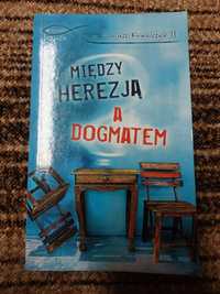 Książka Między herezją a dogmatem o. Dariusz Kowalczyk