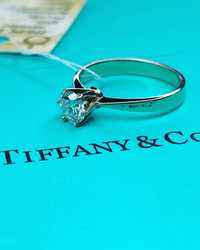 Каблучка в білому золоті з діамантом в стилі Tiffany.