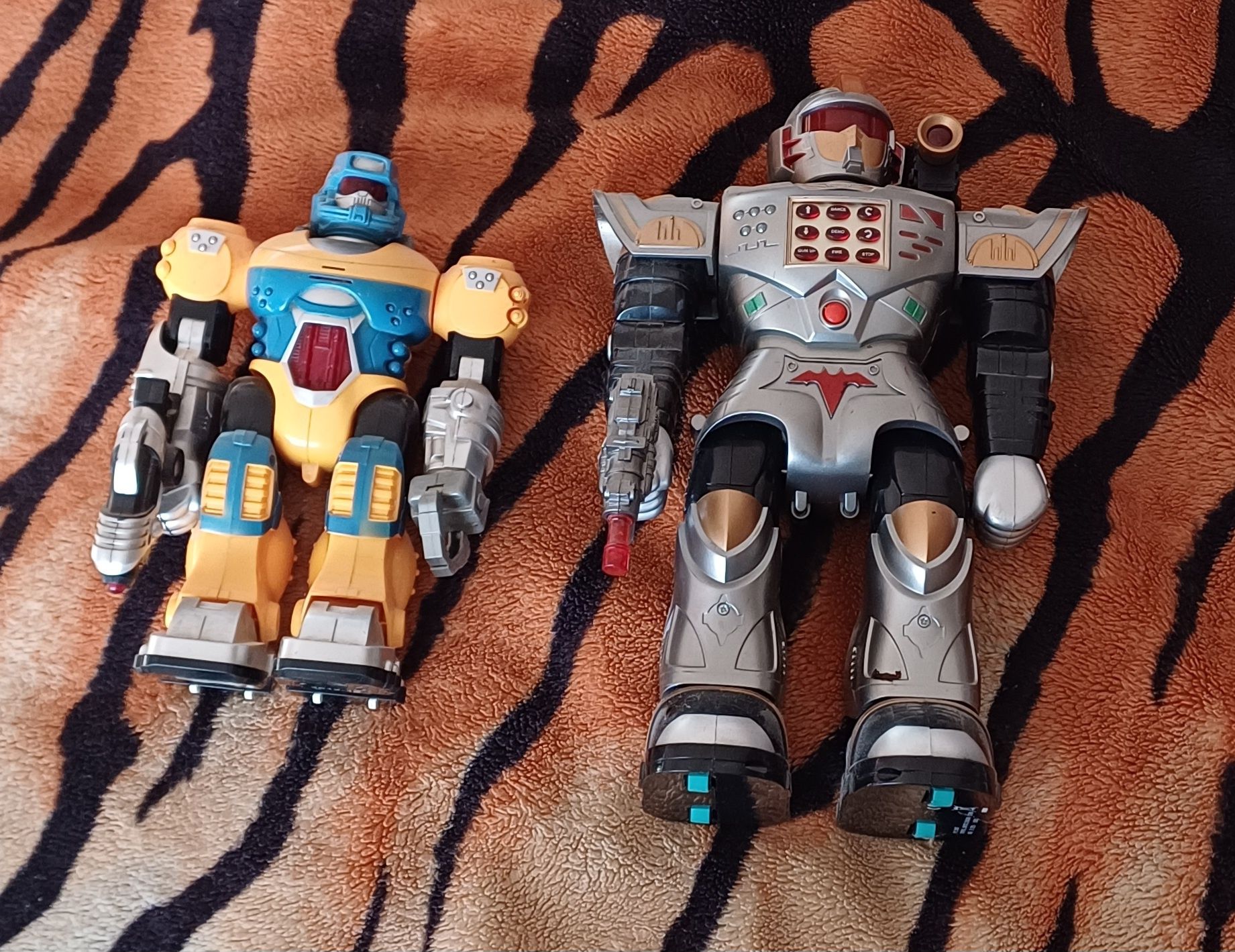 Dwa  roboty z dźwiękami.