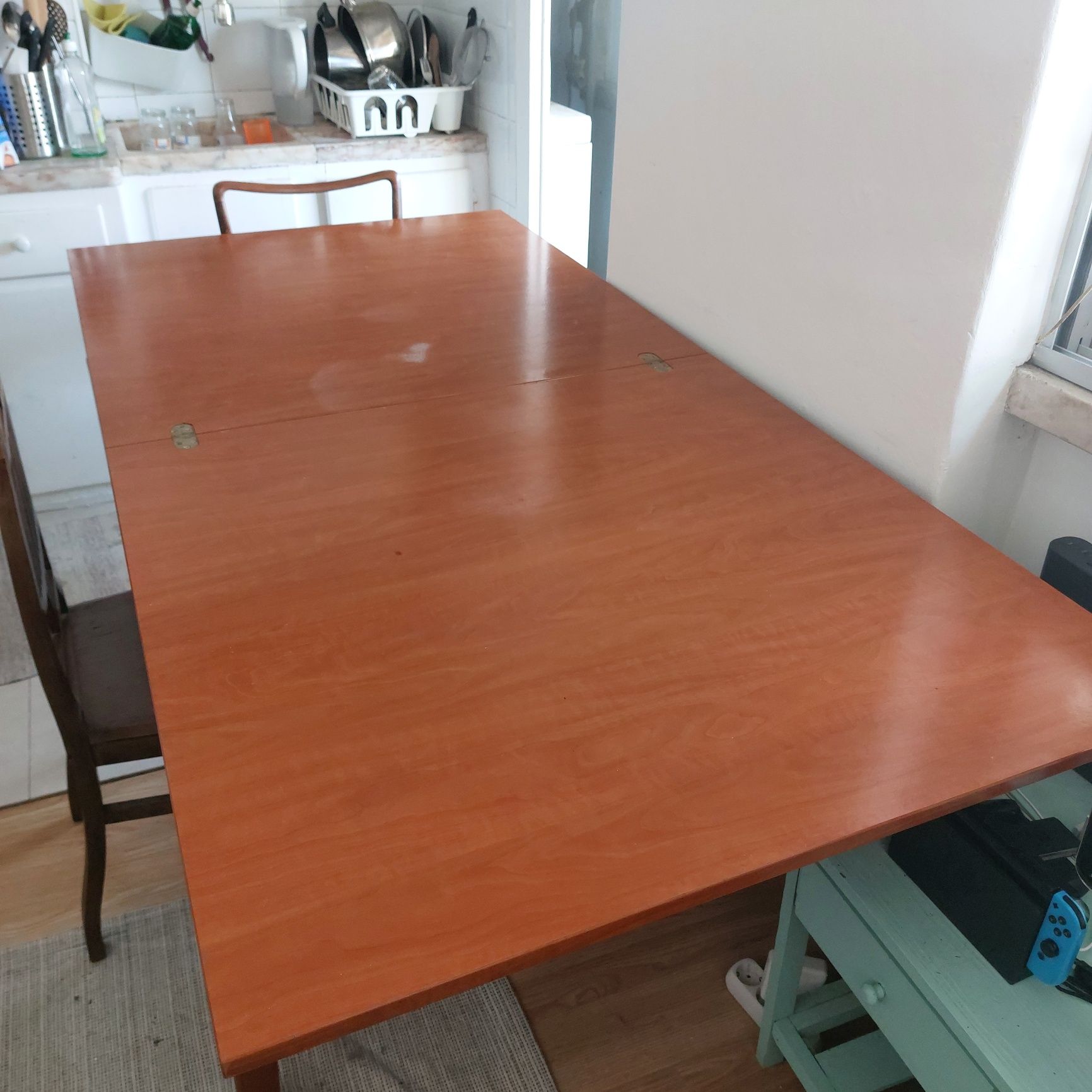 Mesa dobrável extensível com duas cadeiras