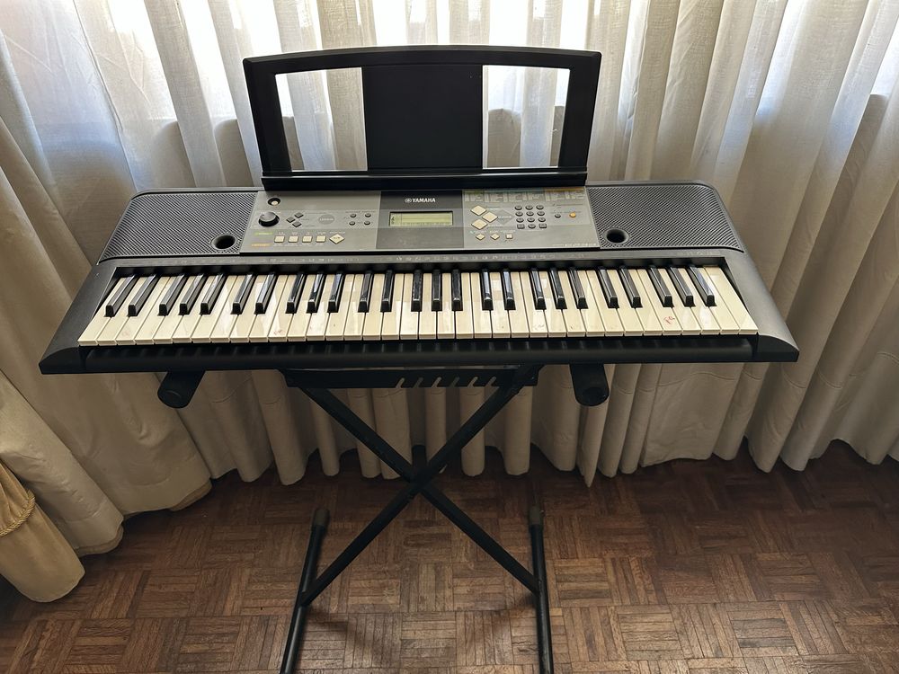 Teclado YAMAHA a funcionar perfeitamente