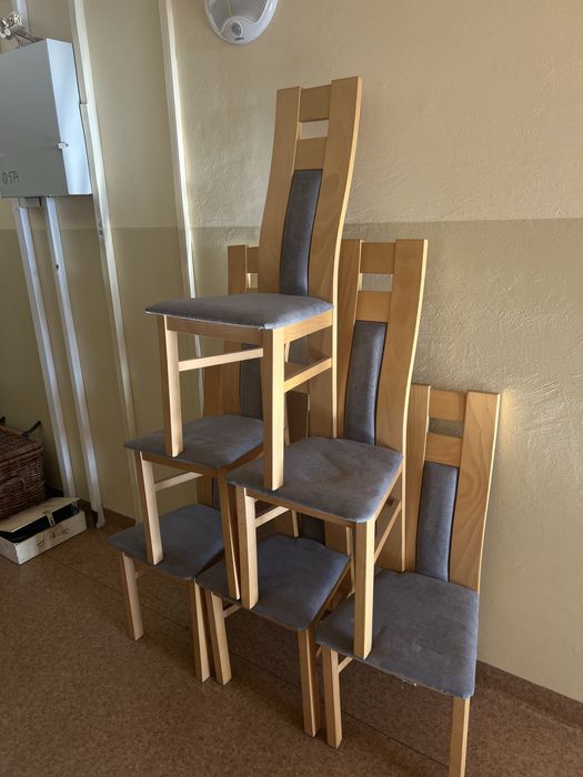 Komplet krzeseł używane bardzo sporadycznie co widac.