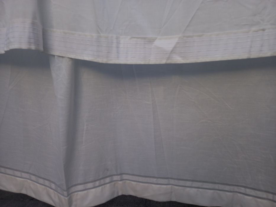 2 Cortinados em linho brancos - de Apliques