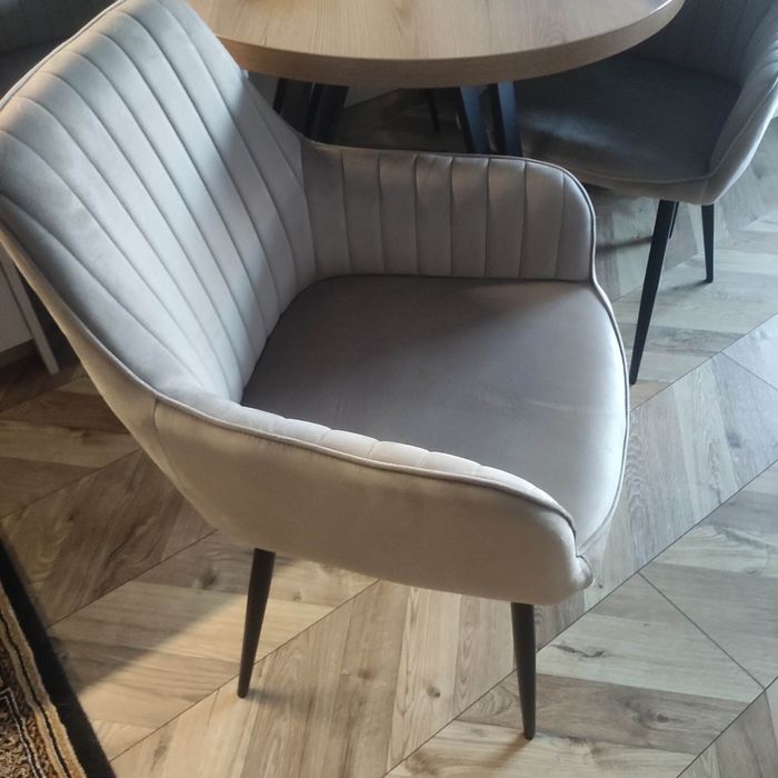 Krzesła tapicerowane welurowe beżowe