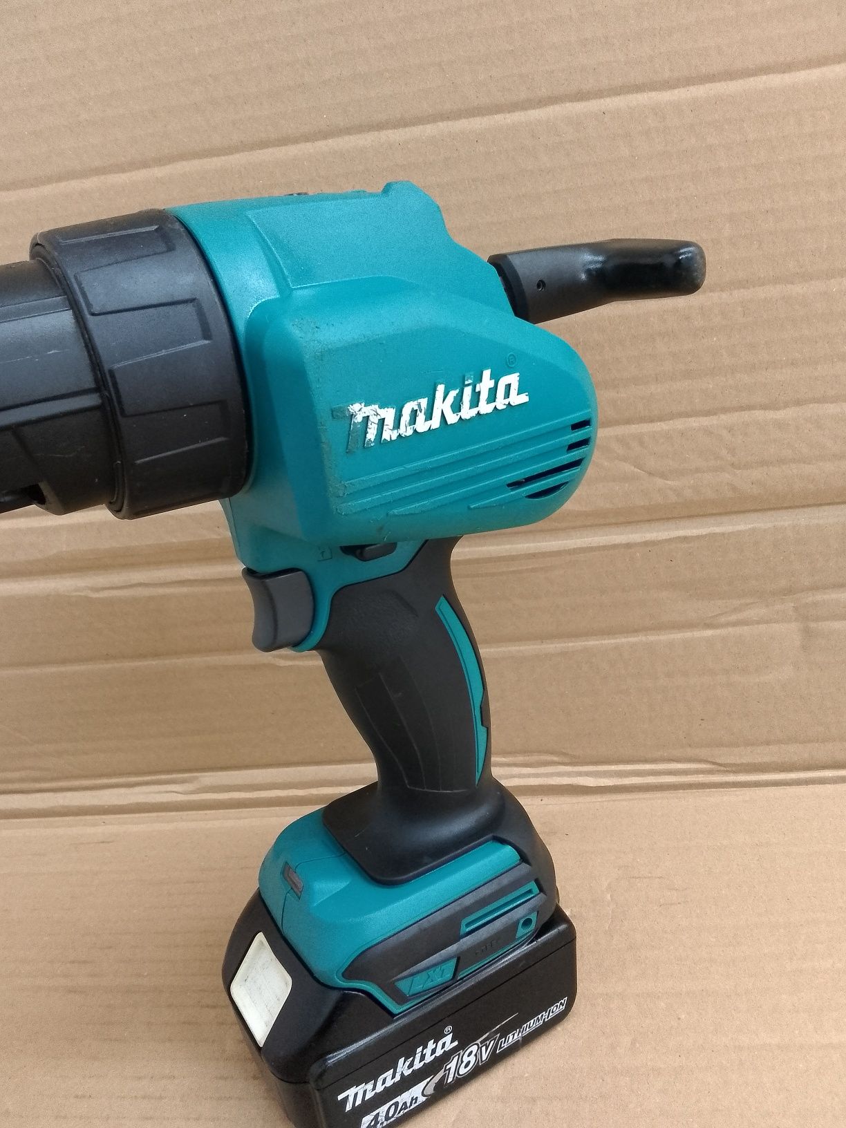 Makita DCG180 Silikoniarka Wyciskacz Akumula Silikon Klej 4.0Ah 2022.9