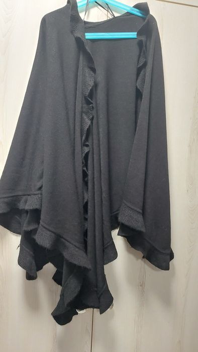 Czarny szal peleryna