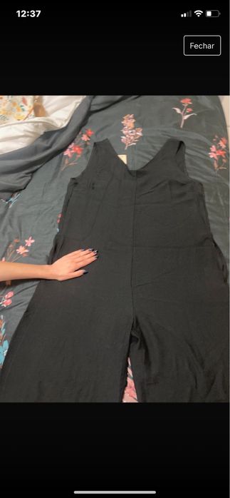 Macacão preto com bolsos de lado