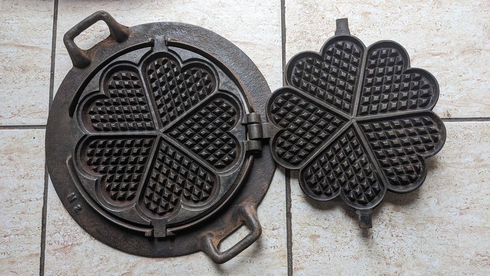 Stara żeliwna gofrownica