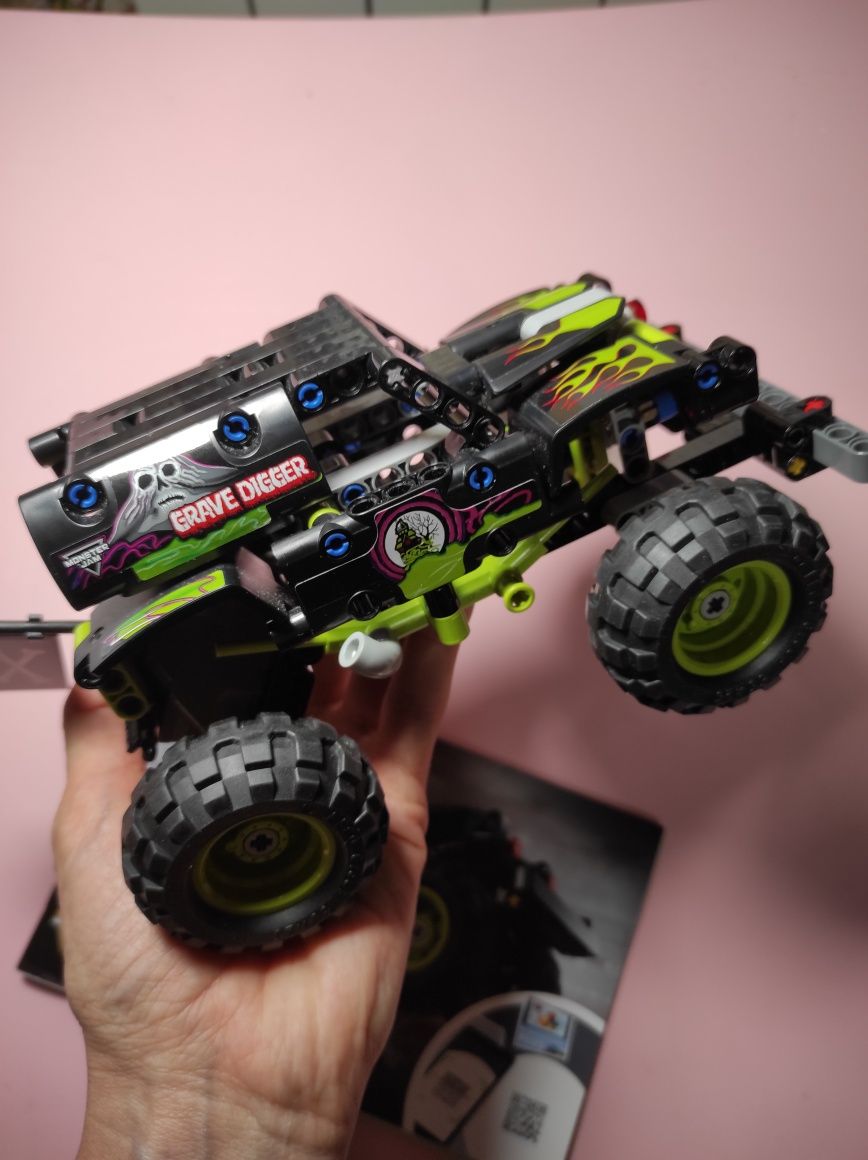 Конструктор LEGO Technic Monster Jam Grave Digger (42118)
