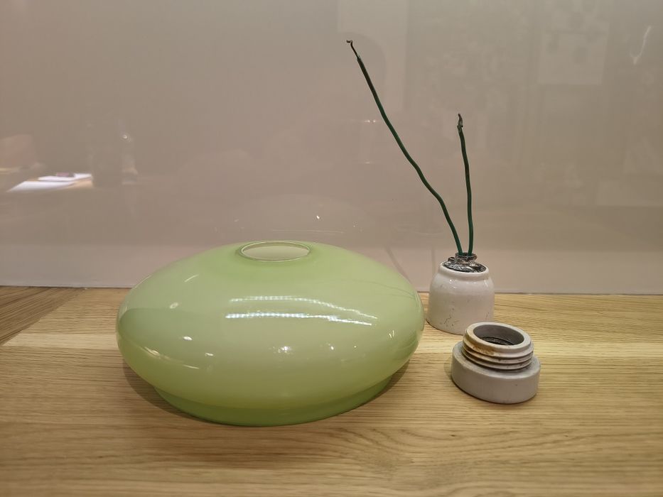 Zielona stara lampa typu beret