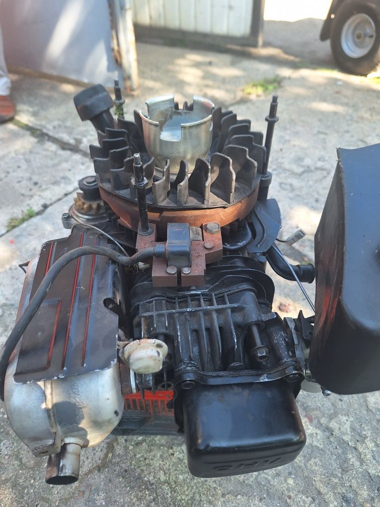 Sprzedam części do silnika B&S 950E