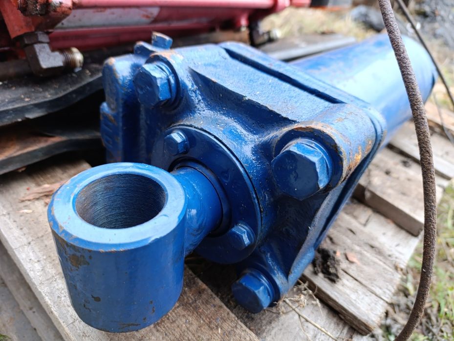 Продам нові та робочі гідроциліндр хтз,.