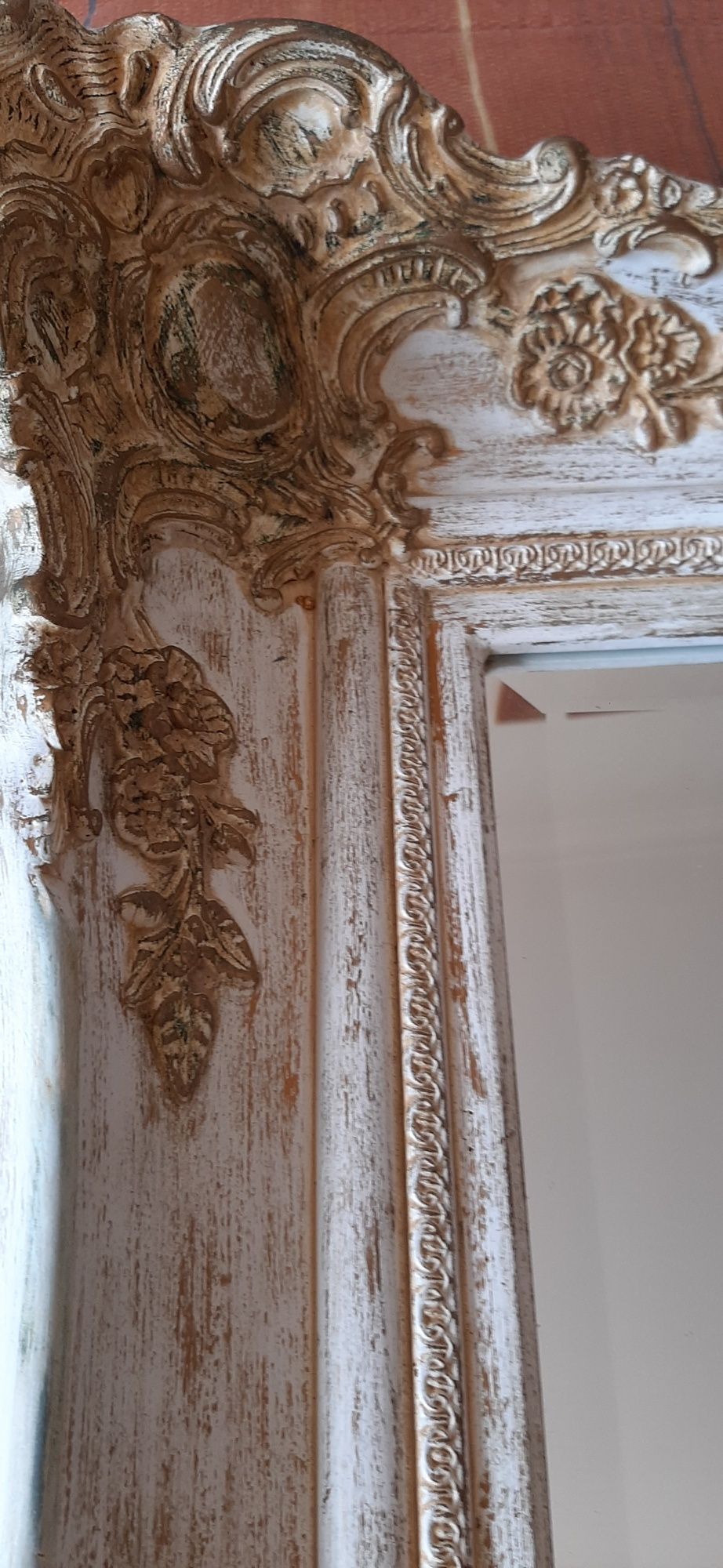 Espelho com moldura em madeira