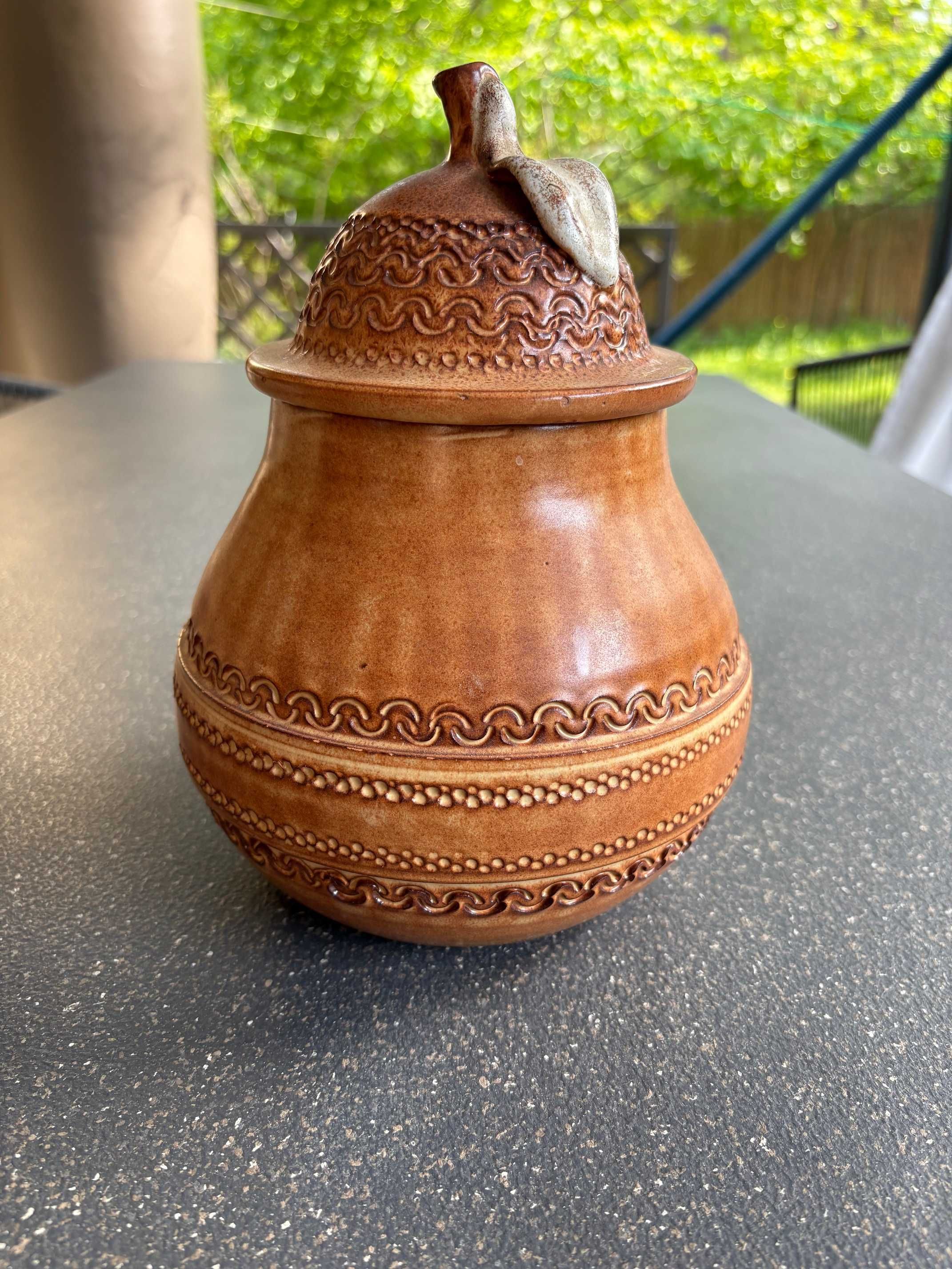 Efektownie zdobiony  pojemnik ceramiczny z przykrywką
