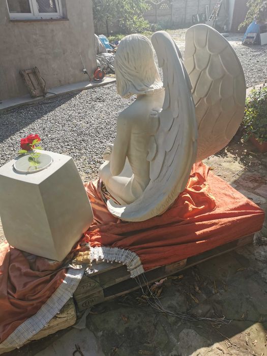 Piękny Anioł Róży Pomnik - Unikat Zapraszam