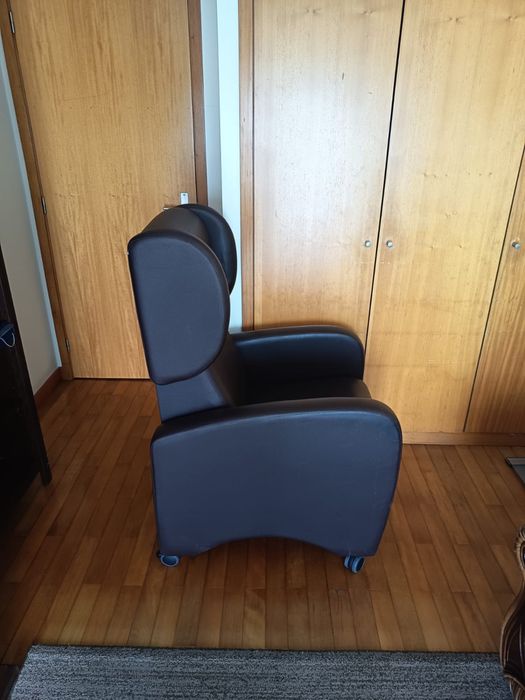 sofá relax exótico com rodas e abas laterais-cast