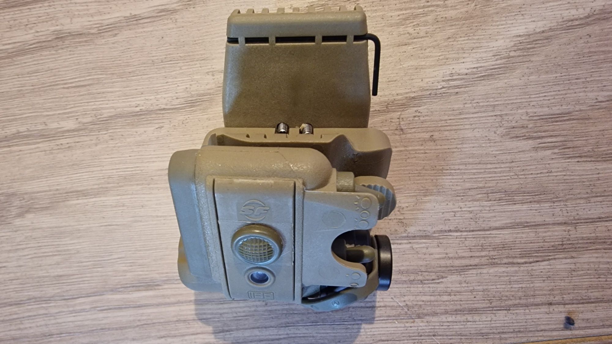 Latarka na helm Surefire hl1 a tn