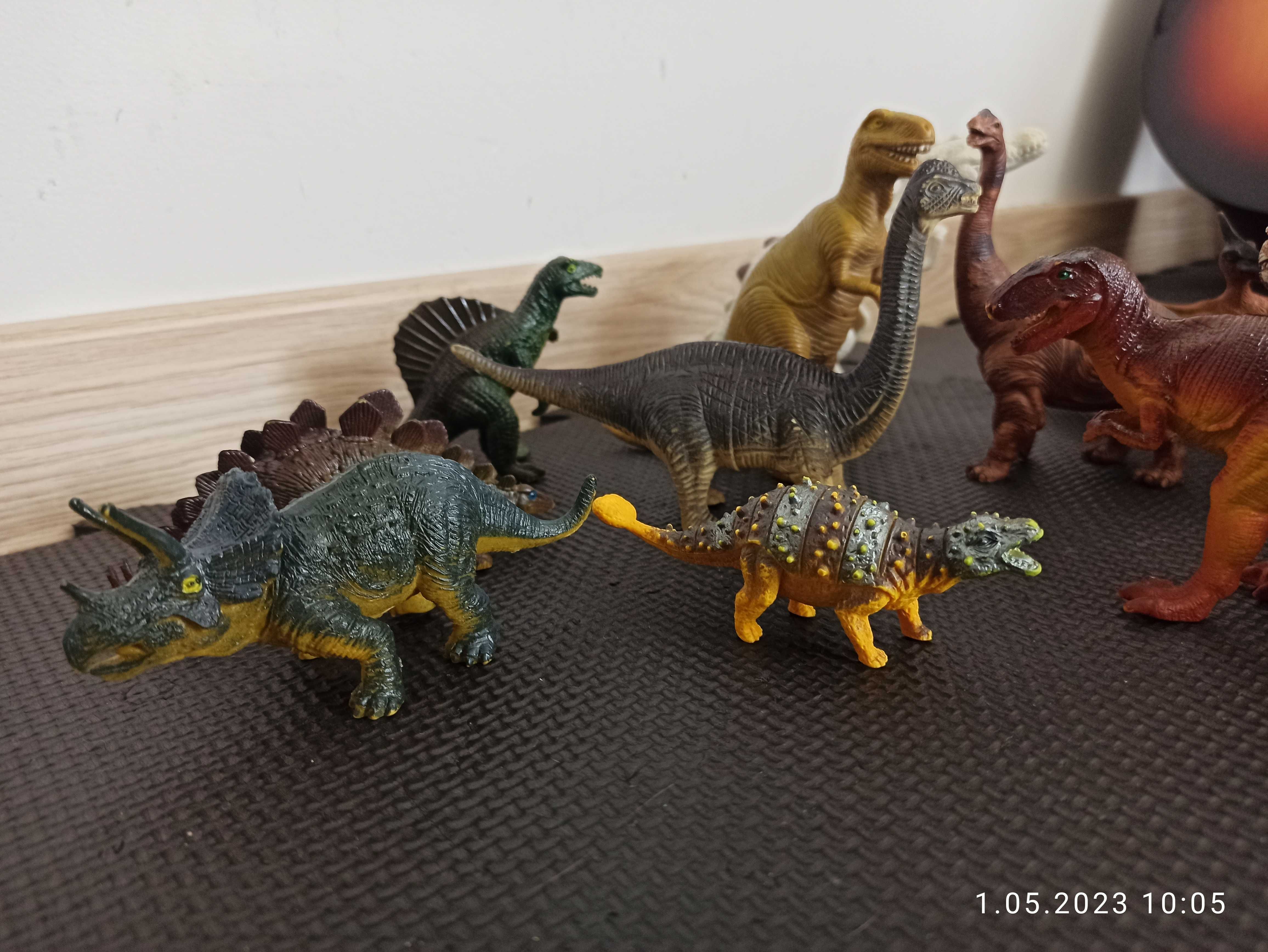 Dużo figurek dinozaurów