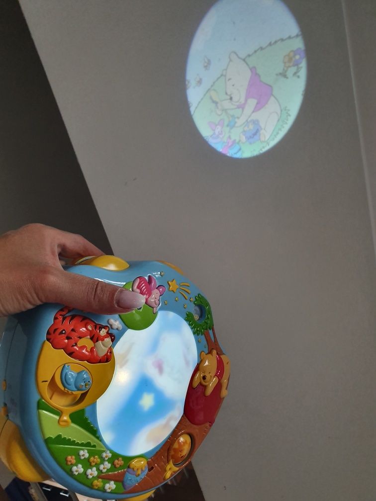 projektor do łóżeczka tomy disney kubuś puchatek pozytywka lampka gra