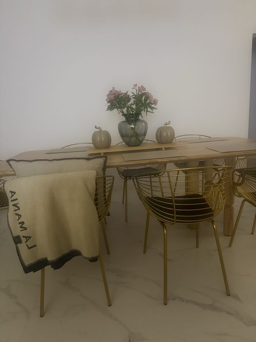 Zestaw złotych krzeseł do jadalni