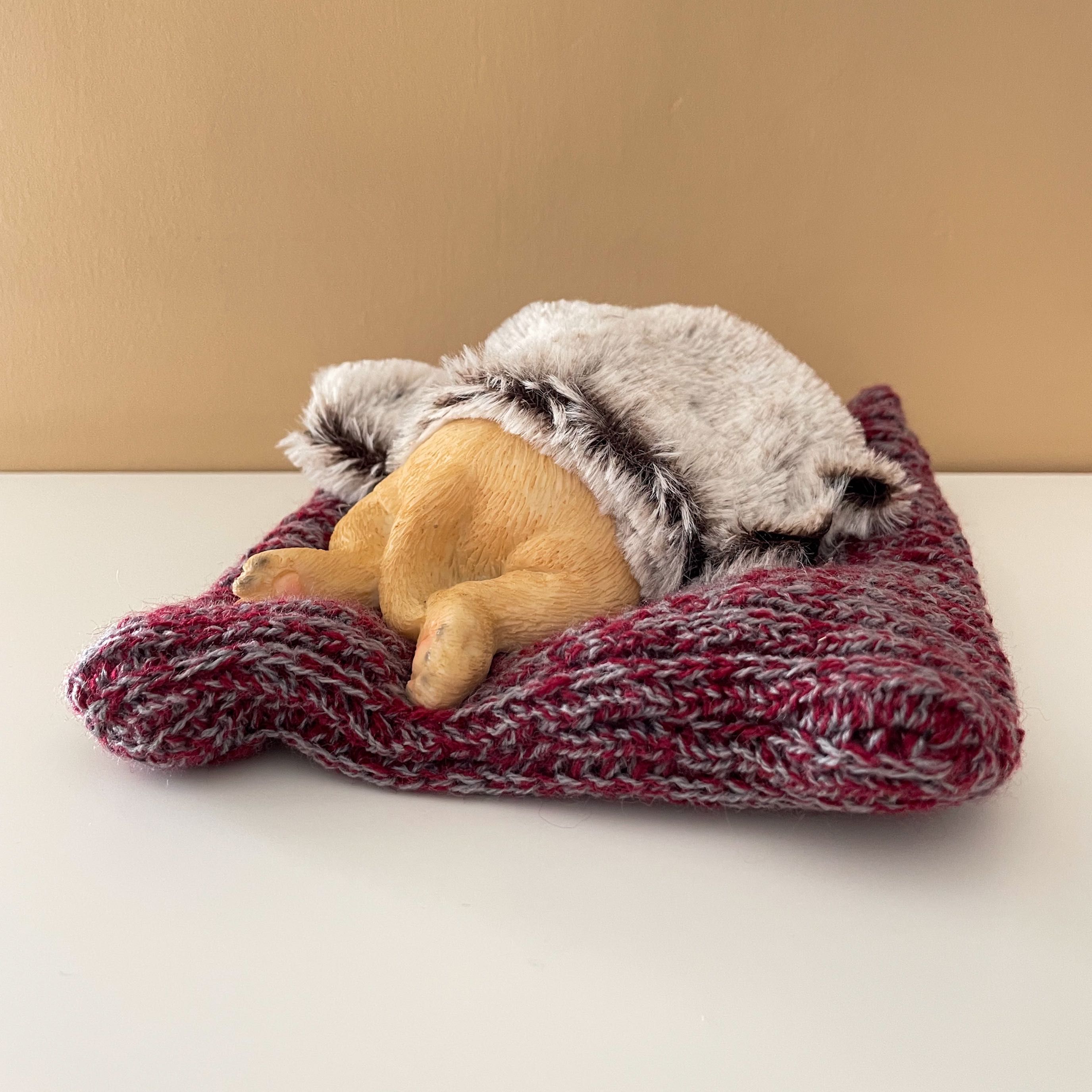Figurka słodki szczeniaczek na poduszce - pies szczeniak