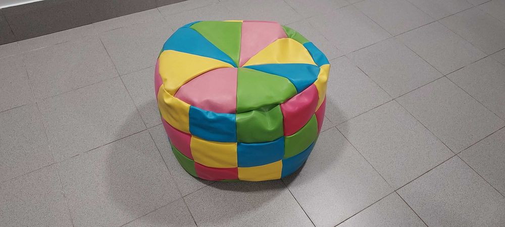 Pequeno assento tipo puff super colorido