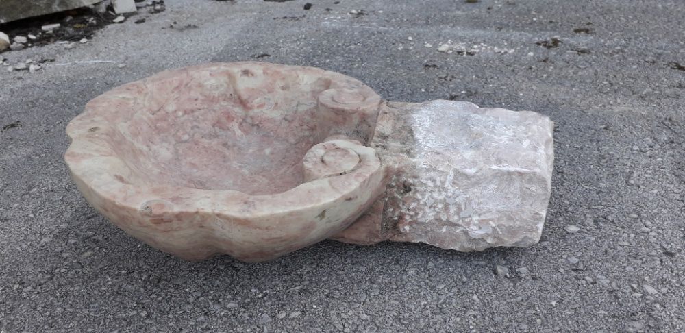 Pia de água benta em forma de concha sec XIX em pedra Lioz.