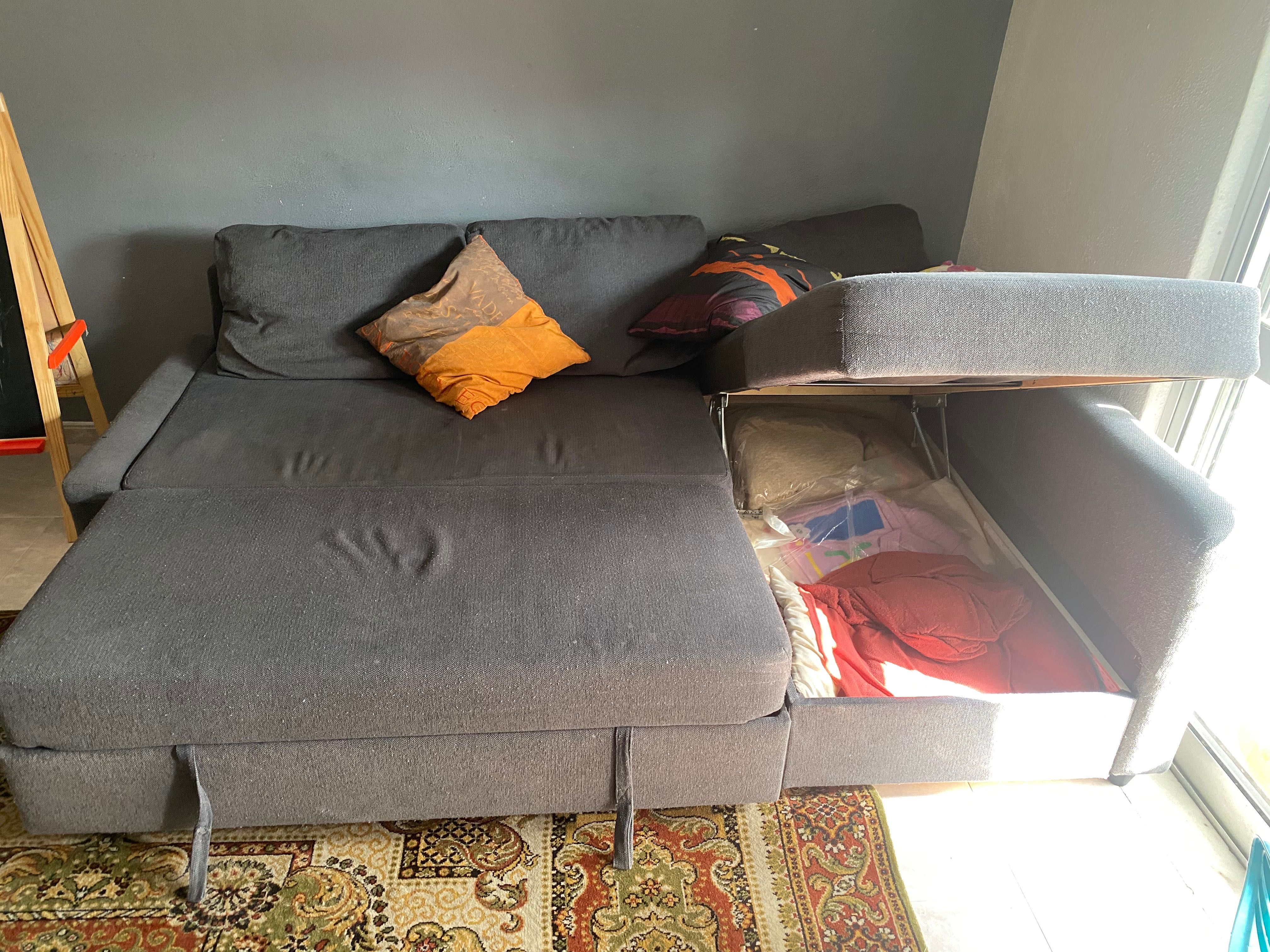 Sofá cama, cama, máquina de lavar roupa, mesa com 4 cadeiras, espelho,