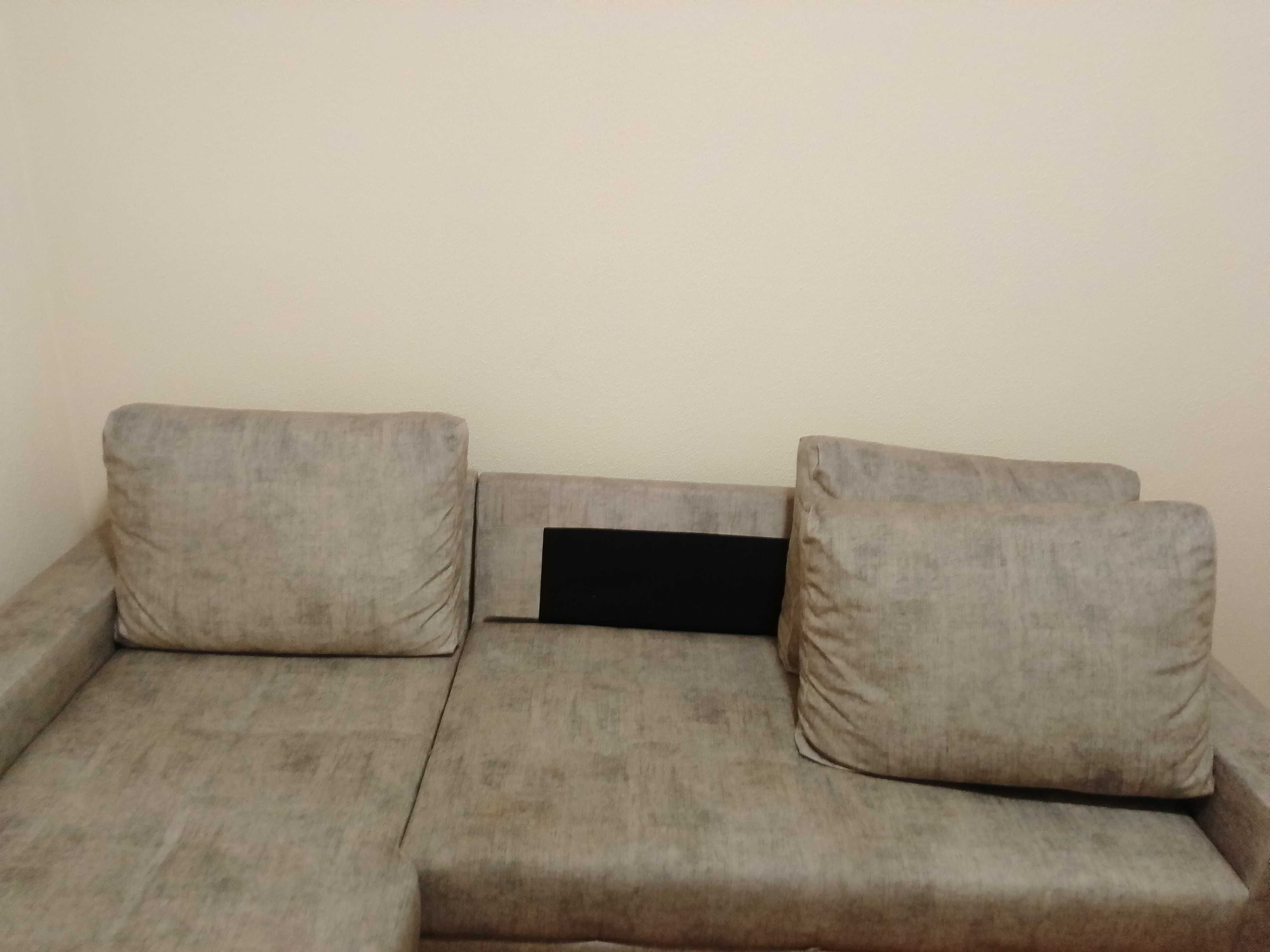 Sofá 2L com chaise longue reversível e cama.