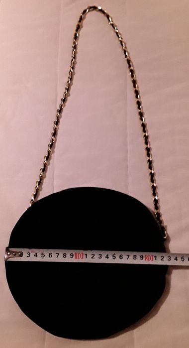 Mala preta em veludo com corrente dourada, Strass