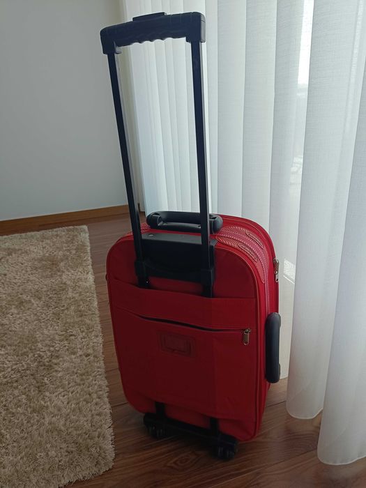 Trolley Monforte Vermelho – Compacto, Expansível e Resistente!