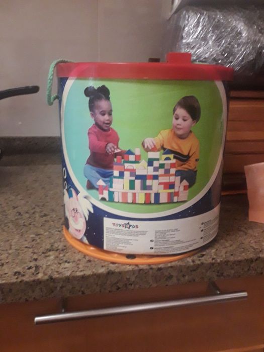 balde de blocos de madeira