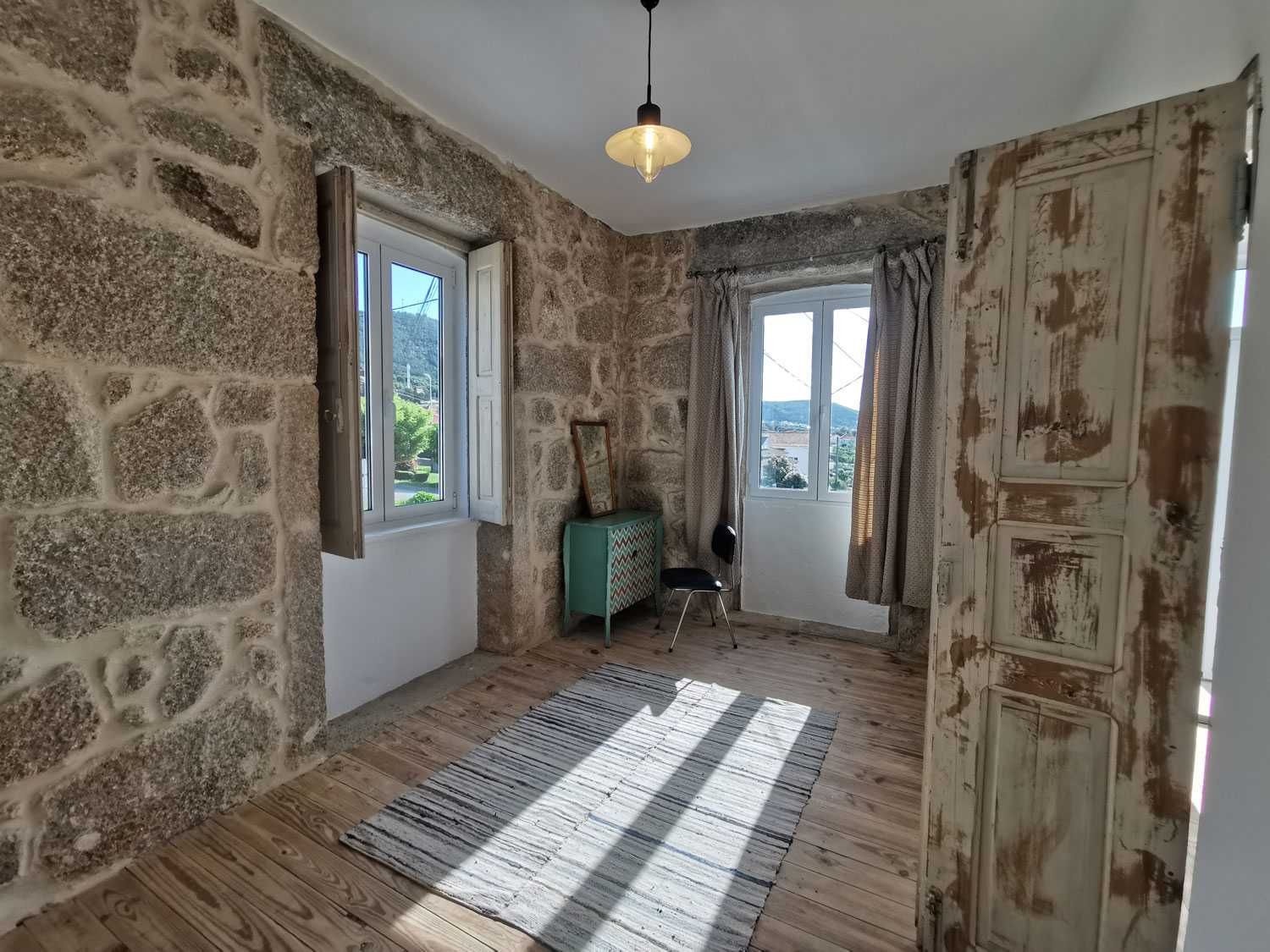 Casa charmosa de pedra com jardim (+ ruína) em Vale de Prazeres