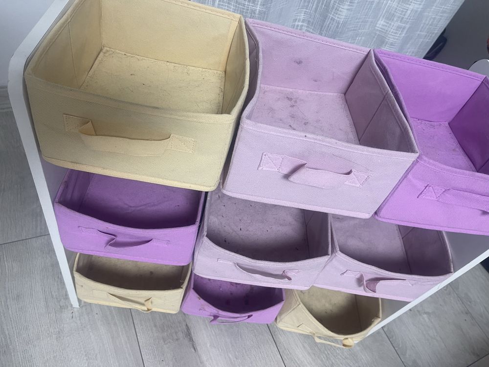 Mini regal na zabawki i stolik gratis