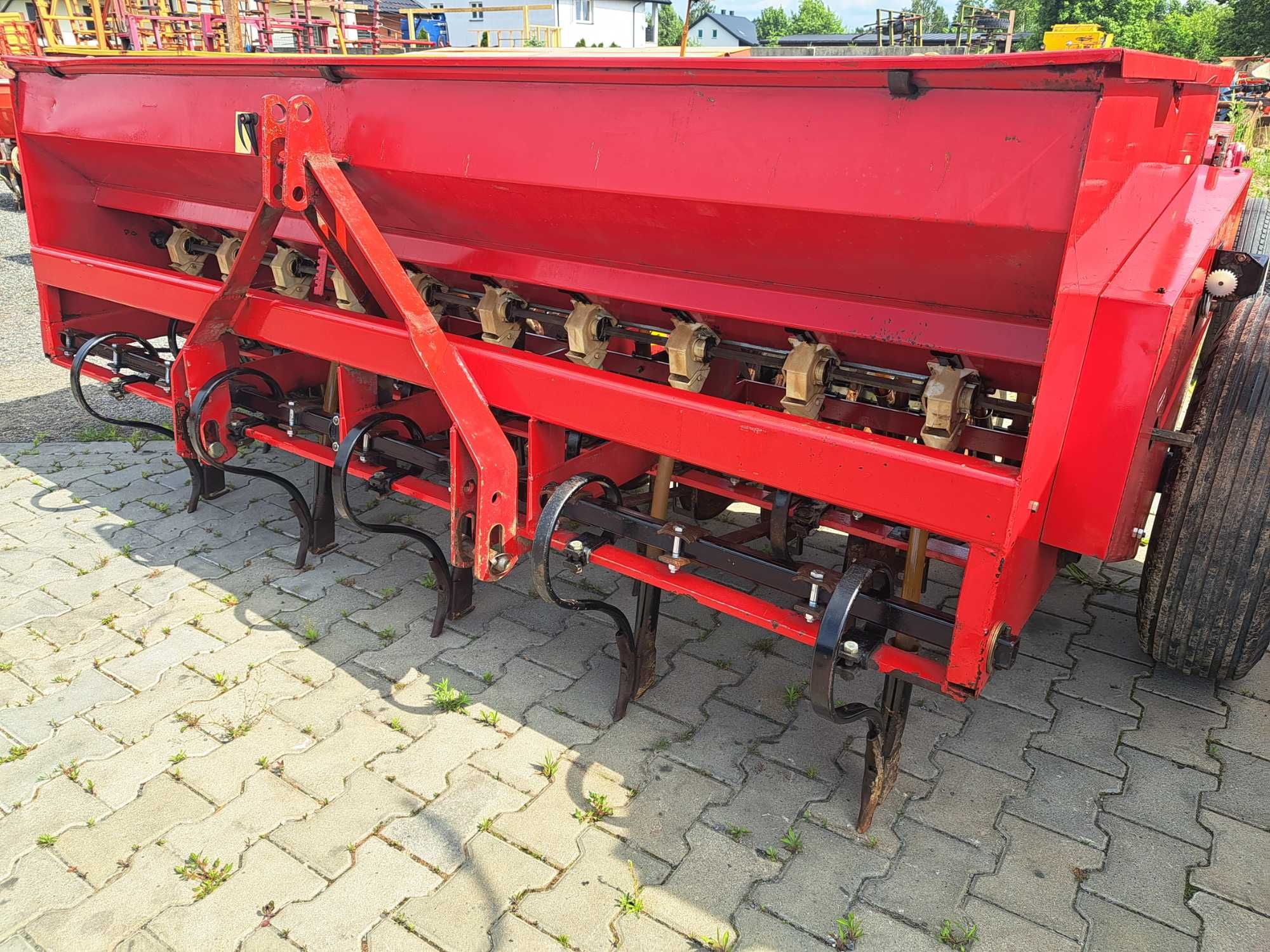 Siewnik zbożowy talerzowy Junkkari Simulta 2500.
