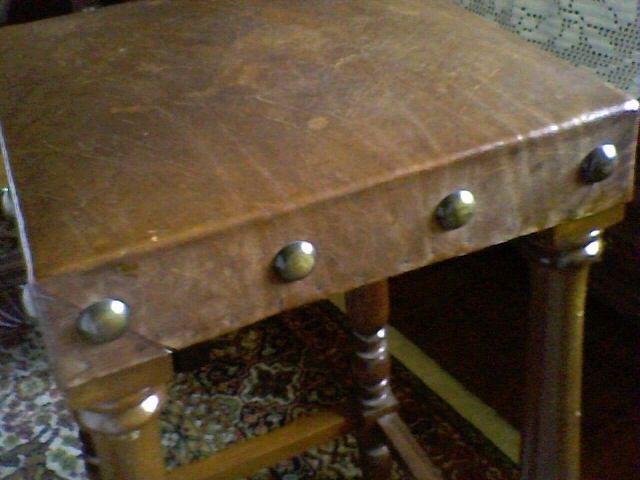 5 Bancos (únicos) para bar, em couro e madeira.