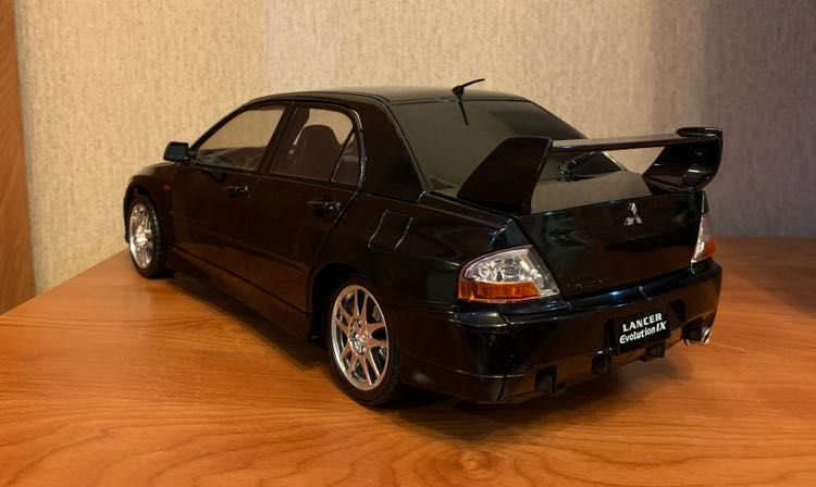 Модель Mitsubishi Lancer Evolution IX 1:12 (трансформер)