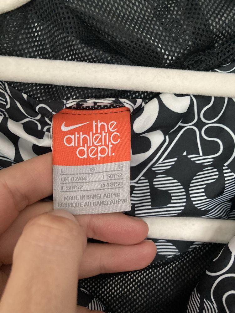 Kurtka wiatrowka Nike przeciwdeszowa z kapturem