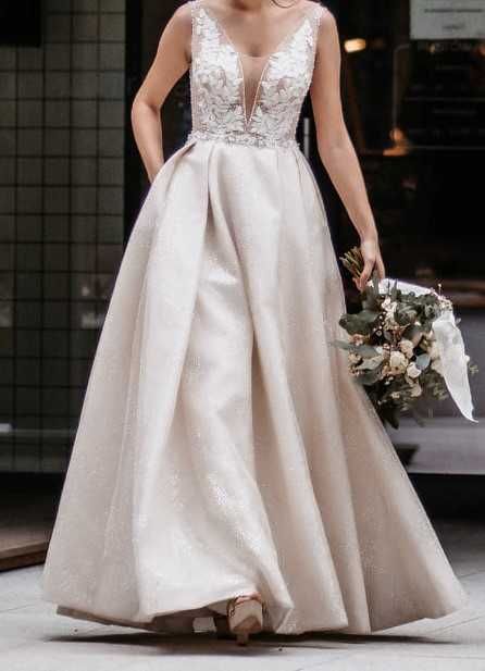 Piękna  Suknia ślubna ecru diamenty