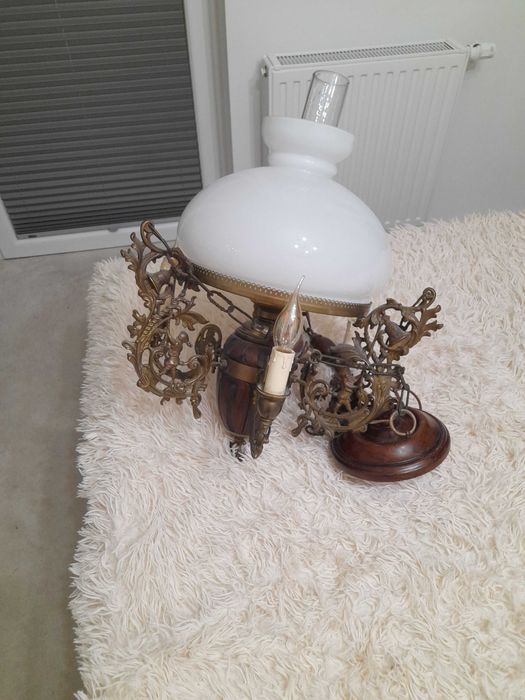 Piekny stylowy zyrandol